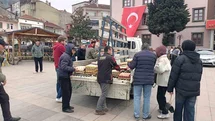12 bin köy yumurtasını meydanda ücretsiz dağıttı