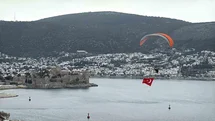 Bodrum semalarında 18 mart mesajı: Dev Türk bayrağıyla anlamlı uçuş