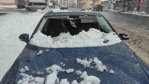 Üzerine çatıdan kar kütlesi düşen otomobil kullanılamaz hale geldi