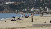 Alanya’da bayram arifesinde hava sıcaklığı 20 dereceye ulaştı, tatilciler soluğu sahilde aldı