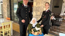 Jandarma ekipleri Yaşlılar Haftası’nda 98 yaşındaki Muzaffer dedeyi yalnız bırakmadı