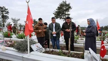 Deprem şehitliğinde hüzünlü bayram