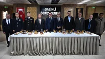 Salihli’de protokol ve vatandaşlar bayramlaştı
