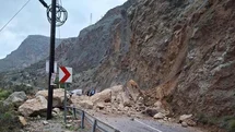 Mersin'de Heyelan Sonucu Yol Kapandı