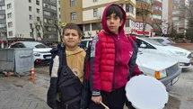 Yeğeniyle birlikte bayram harçlığı toplayan küçük davulcu