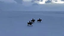 Gençler atları buz tutan Çıldır Göl’ü üzerinde dörtnala koştu