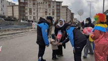 Şırnak’ta polis Nevruz etkinliklerine katılan çocuklara pamuk şeker ve balon dağıttı