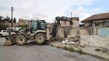 Akdeniz’de tehlike saçan metruk yapılar yıkılıyor