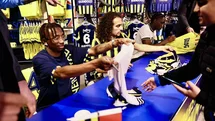 Fenerbahçeli futbolcular Guendouzi, Nene ve Cherif, taraftarlarla buluştu