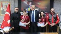 Bilek Güreşi Mersin İl Birincisi Efe Genç İle İl Üçüncüsü İklim Ekim, Müdür Anteplioğlu'nu Ziyaret Etti