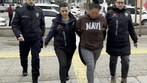 Annesinin sevgilisini bıçaklayan genç ve polise tokat atan annesi adliyede