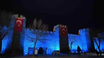 Kayseri Büyükşehir, tarihi surları mavi ışıkla aydınlatarak otizm farkındalığına dikkat çekti