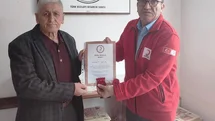 Hisarcık’ta 18 kez kan bağışı yapan esnafa bronz madalya