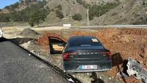 Kontrolden çıkan lüks otomobil yol kenarına savruldu: 1 yaralı