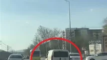Peş peşe makas attı, trafiği tehlikeye düşürdü