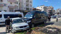 Serik’te Minibüs ve Otomobil Çarpıştı