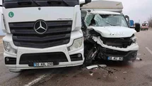 Tır ile kamyonet çarpıştı: 2 yaralı
