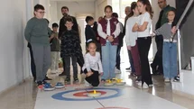 Polis Çocukları Curling Turnuvasında Yarıştı