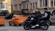 Motosiklette Tehlikeli Yolculuk Yapan Gençler