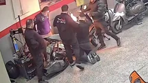 Gaziosmanpaşa’da tamir edilmeye çalışılan motosiklette yangın çıktı, o anlar kamerada