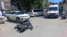 Motosiklet otomobile çarptı , o anlar güvenlik kamerasına yansıdı:1 yaralı