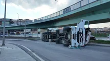 Beylikdüzü'nde TIR Devrildi