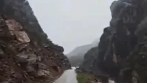 Şemdinli'de Dev Kaya Trafiği Engelledi