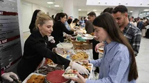 Fırat Üniversitesi'nde Öğrencilere Yemek İkramı