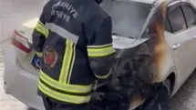 Osmaniye’de yanan otomobile ilk müdahaleyi trafik polisi yaptı