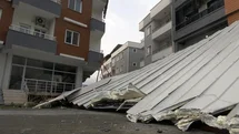 Fırtınanın uçurduğu çatı araçlara zarar verdi: O anlar kamerada