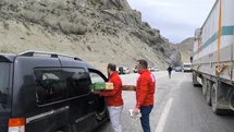Hakkari'de Yolda Kalmışlara Yardım