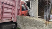 Yük kamyonu duvarı aşıp eve daldı