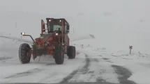 Ardahan’ın yüksek kesimlerinde kar ve tipi ulaşımı aksatıyor