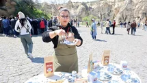 Kapadokya’da Turistlere İkramlar Yapıldı