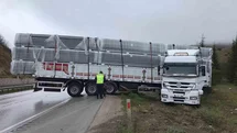 Yağış nedeniyle kayan tır yoldan çıktı