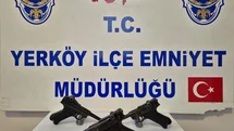 Yozgat’ta 2 şüphelinin üzerinde asırlık 3 tabanca ele geçirildi