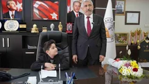Kahta'da 10 Yaşındaki Çocuk Başkanlık Koltuğuna Oturdu