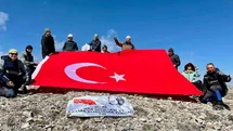 Sivaslı dağcılar 2 bin 211 metrede Türk bayrağı açtı