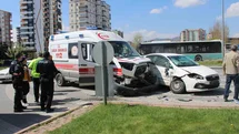 Hasta taşıyan ambulansla otomobil çarpıştı: 2 yaralı