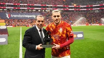 Galatasaray’da 200. maçına çıkan Barış Alper Yılmaz’a plaket