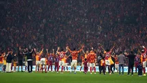 Galatasaray, derbi galibiyetini taraftarıyla kutladı