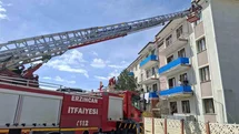 Çatıya takılan kuşu itfaiye kurtardı