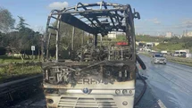 Bayrampaşa’da minibüs alevlere teslim oldu