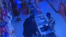Marketten nakit para ve sigara çalan şüpheli kameralara yansıdı