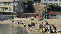 Sıcak havanın tadını sahilde değerlendirdiler