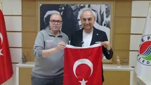 Çöpte bulduğu bayrağı alıp temizleyen ve kamyonuna asan Kepez Belediyesi çalışanına başkandan plaket