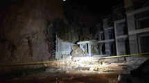 Gümüşhane’de yamaçtan kopan dev kayalar, inşaat halindeki binanın üstüne düştü