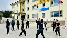 Polis, öğrencilerin voleybol heyecanına ortak oldu