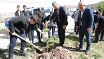 Bayburt’ta öğrenciler fidanları toprakla buluşturdu