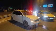 Seyir halindeki otomobil bariyerlere çarptı: 2 yaralı